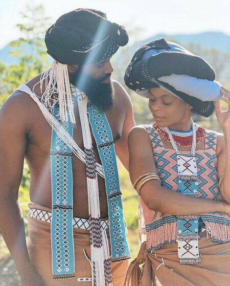 IsiXhosa sithi ubunzima nobude bendlela baziwa ngowakhe wayihamba.

Bhotani nonke ndlu entsundu.
Mini emyoli nethamsanqekileyo kuni nonke.

Camagu♥️