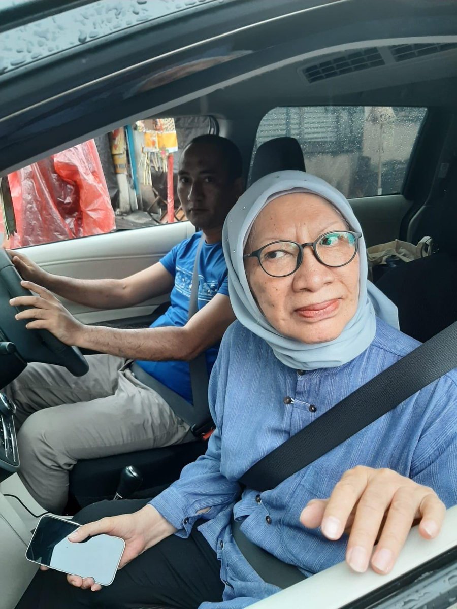 Kejadian di Tibubeneng nih. Ada yg pergi bawa mobil saat Nyepi. Eh tapi kok muka ibunya kaya ga asing ya? Hhmm kaya pernah lihat di mana gitu.