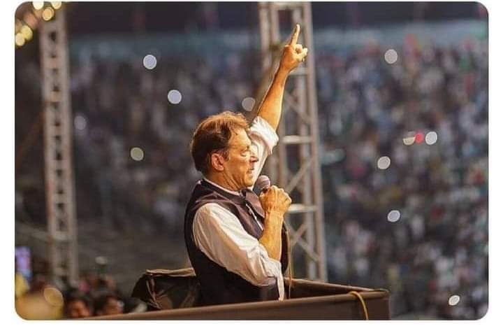 Gzal dedicated to Imran khan♥️
تمھیں ھم بھول جایئں گے نہیں ایسا کبھی ممکن
ھمیشہ  کے  لئے  ہو  قید  یہ ہونے  نہیں دیں  گے
جو اپنے آپ میں تاریخ  ہو  وہ  مٹ  نہیں  سکتا
تمھیں تاریخ کے اوراق سے  مٹنے  نہیں  دیں  گے
#عمران_خان_تو_آئے_گا