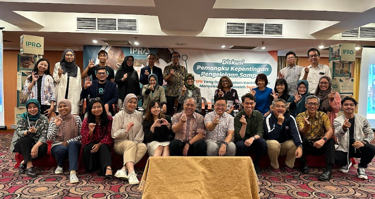 karyanto_wibowo's tweet photo. Kehadiran PRO (Packaging Recovery Organization) mendorong setiap stakeholder terlibat aktif mengelola sampah sesuai perannya. PRO mengimplementasikan tugas dan tanggung jawab produsen dengan berkolaborasi mulai dari produsen hingga ekosistem pengumpulan dan daur ulang. #recycling https://t.co/68yUHEVEpX