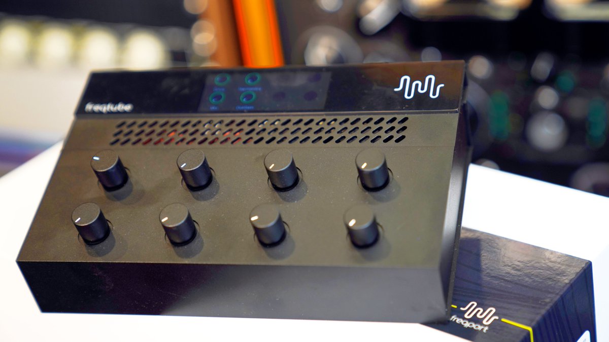 FT-1 Freqtube from Freqport company. U can see the four electronic tubes inside this machine like four warm hearts, which will bring to u the colorful mixing experience.
#tubegears #mastering #analog  #recording  #mixer