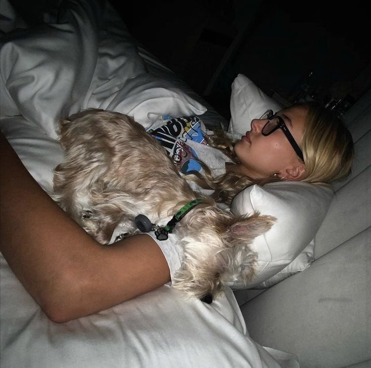 JCVRNALS's tweet image. Us: “WHERE IS HAILEY???”
Hailey: