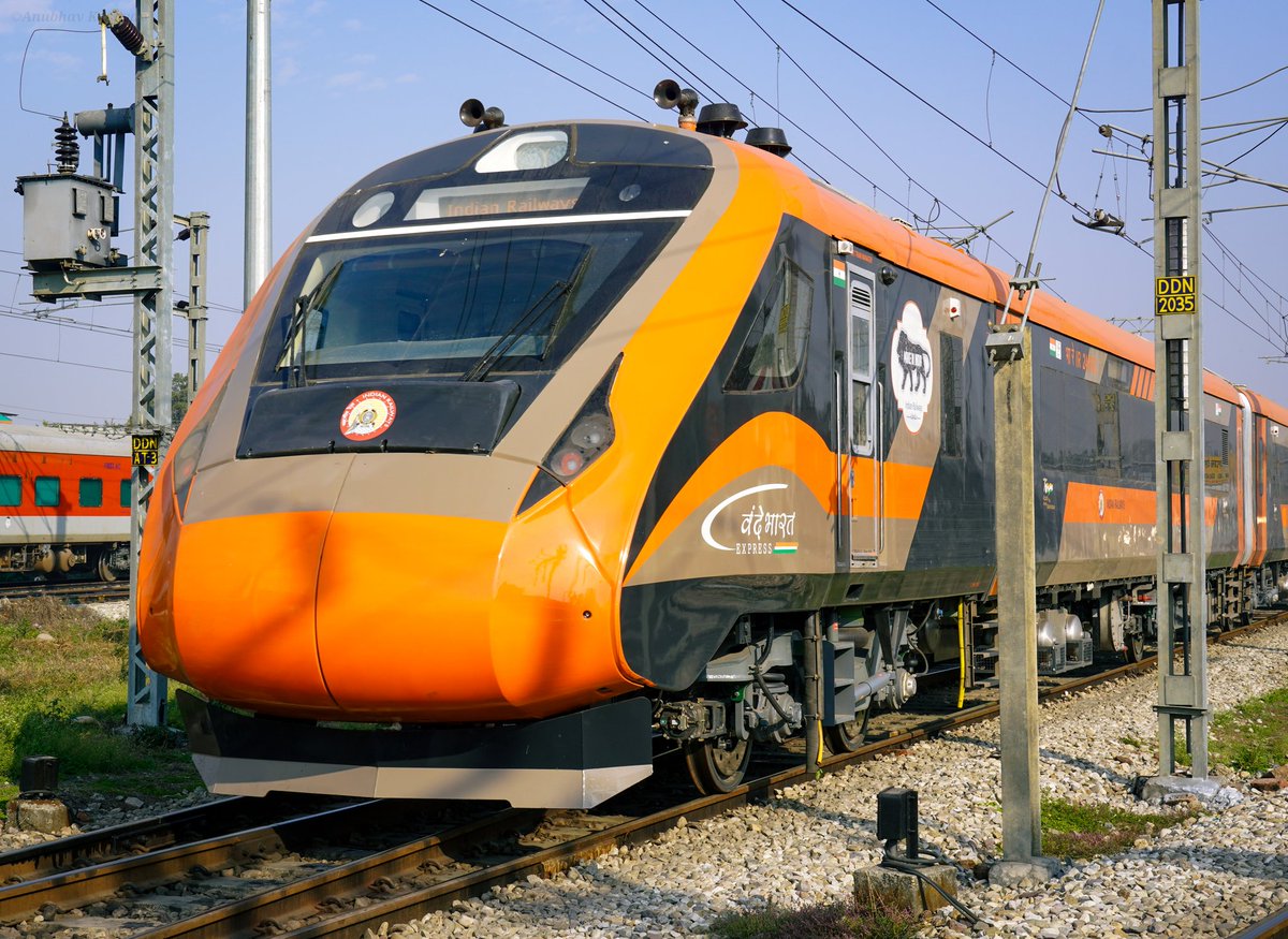 anubhav_40079's tweet photo. The classic saffron Vande Bharat arrives in Dehradun! It will run between Dehradun and Lucknow, covering the distance in just ~8 hours. #VandeBharat #VandeBharatExpress #IndianRailways
@AshwiniVaishnaw @RailMinIndia @RailwayNorthern @drm_mb @drmljn @nerailwaygkp https://t.co/K6mBzDINPG
