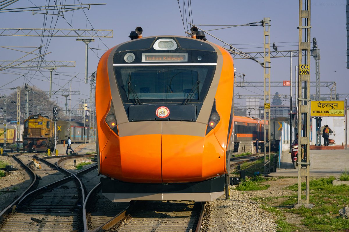 anubhav_40079's tweet photo. The classic saffron Vande Bharat arrives in Dehradun! It will run between Dehradun and Lucknow, covering the distance in just ~8 hours. #VandeBharat #VandeBharatExpress #IndianRailways
@AshwiniVaishnaw @RailMinIndia @RailwayNorthern @drm_mb @drmljn @nerailwaygkp https://t.co/K6mBzDINPG