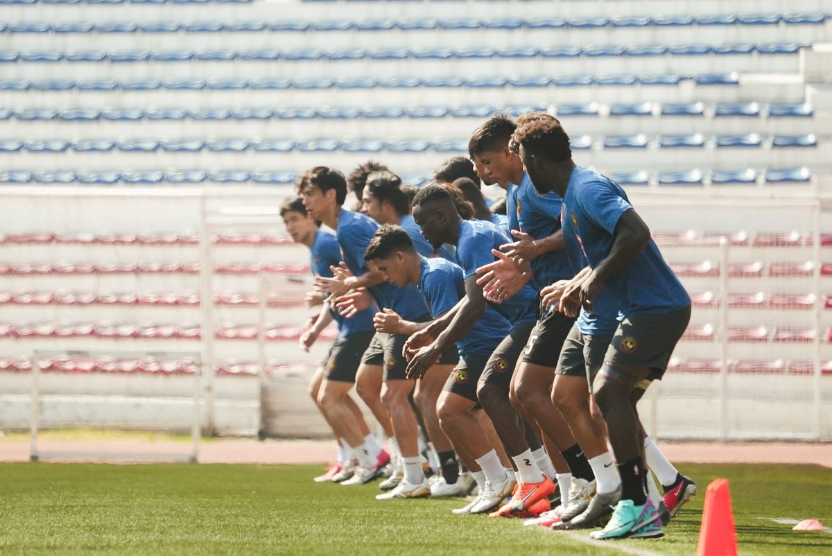 KayaFC's tweet photo. 𝐎𝐧 𝐲𝐨𝐮𝐫 𝐦𝐚𝐫𝐤𝐬, 𝐠𝐞𝐭 𝐬𝐞𝐭, 𝐆𝐎! 💥
The offseason’s ramping up, and we’re getting our energy right for the week! 🏃♂️💨
#OursToDefend | #UnaKaya🟡⚫️ https://t.co/0kpCa9Y8sZ