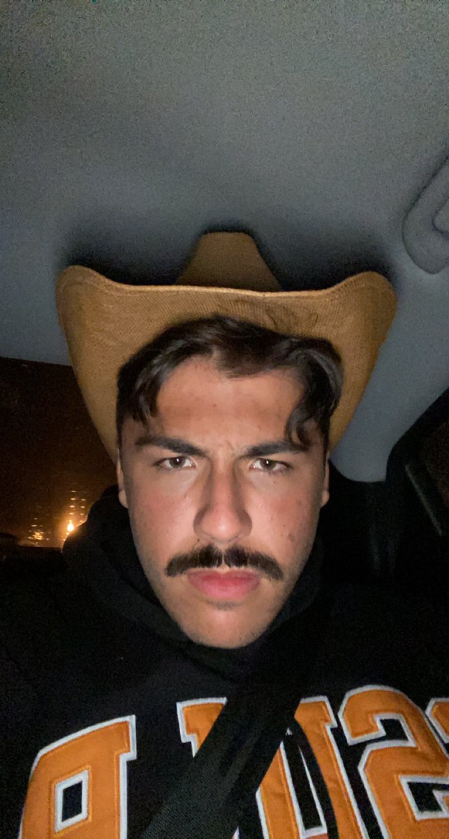 Dylchiz's tweet photo. Guys im literally going live later today 💅💅 https://t.co/IFwSzqrBUZ