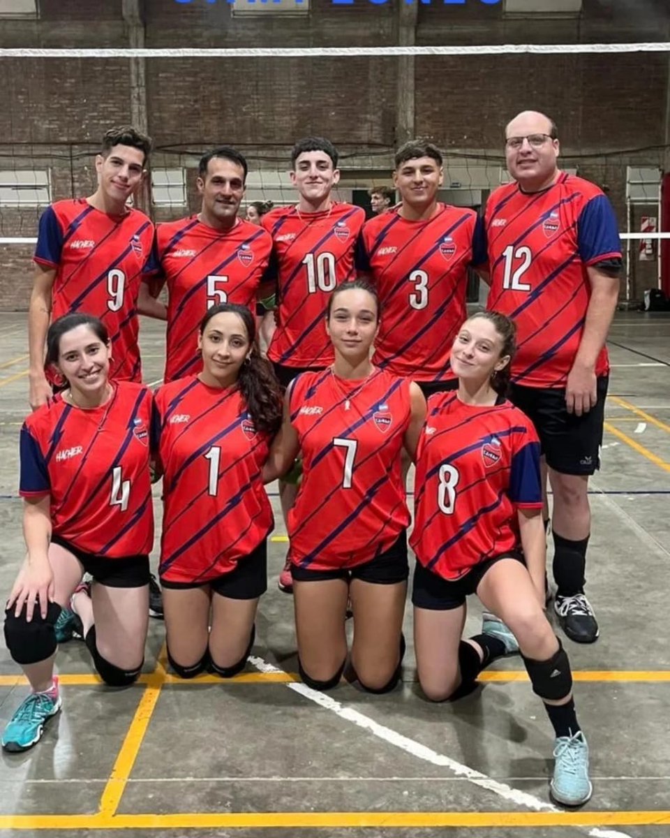 Esta vez como Equipo en Representación del Club El Panal, participamos del Torneo Nocturno mixto que se realizó el día sábado por la noche Villa Voley. Tuvimos aciertos y errores, pero logramos llegar a la final, y así ser CAMPEONES de la copa de ORO.🥇🏆🏐