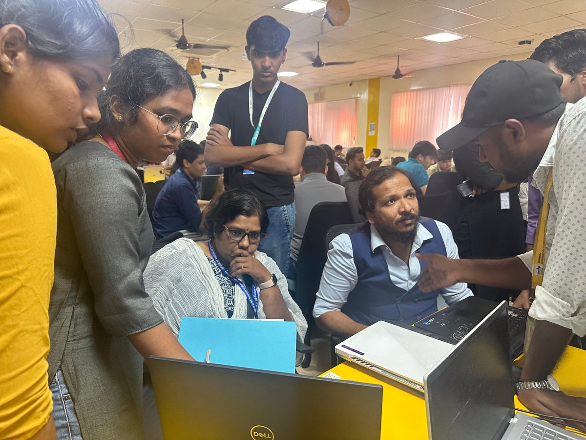 SoC_SRMIST's tweet image. The Cintel Students Association hosted a 72 Hrs hackathon - DIGITHONE 1.0 in association with HCL and Code Ninja.The event was graced by eminent judges from HCL, Peza , Code Ninja and many startup’s #digithon #cintel #peza #codeninja