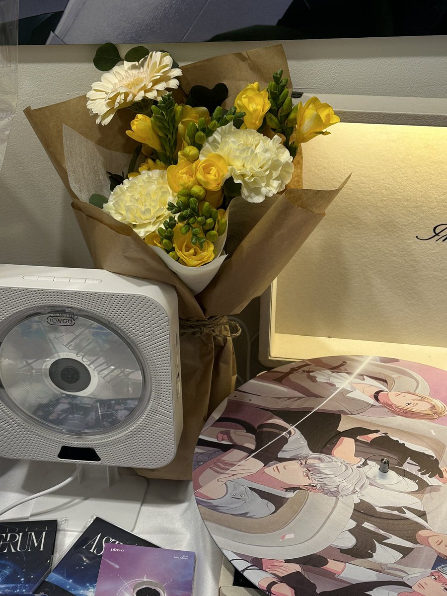 0312withplave's tweet photo. 플레이브 데뷔 1주년 카페 4seasons with plave (@wait_for_plave )주최님께서 예쁜 꽃다발을 선물해 주셨습니다💙💜💗❤️🖤 https://t.co/G5IkCchhgj