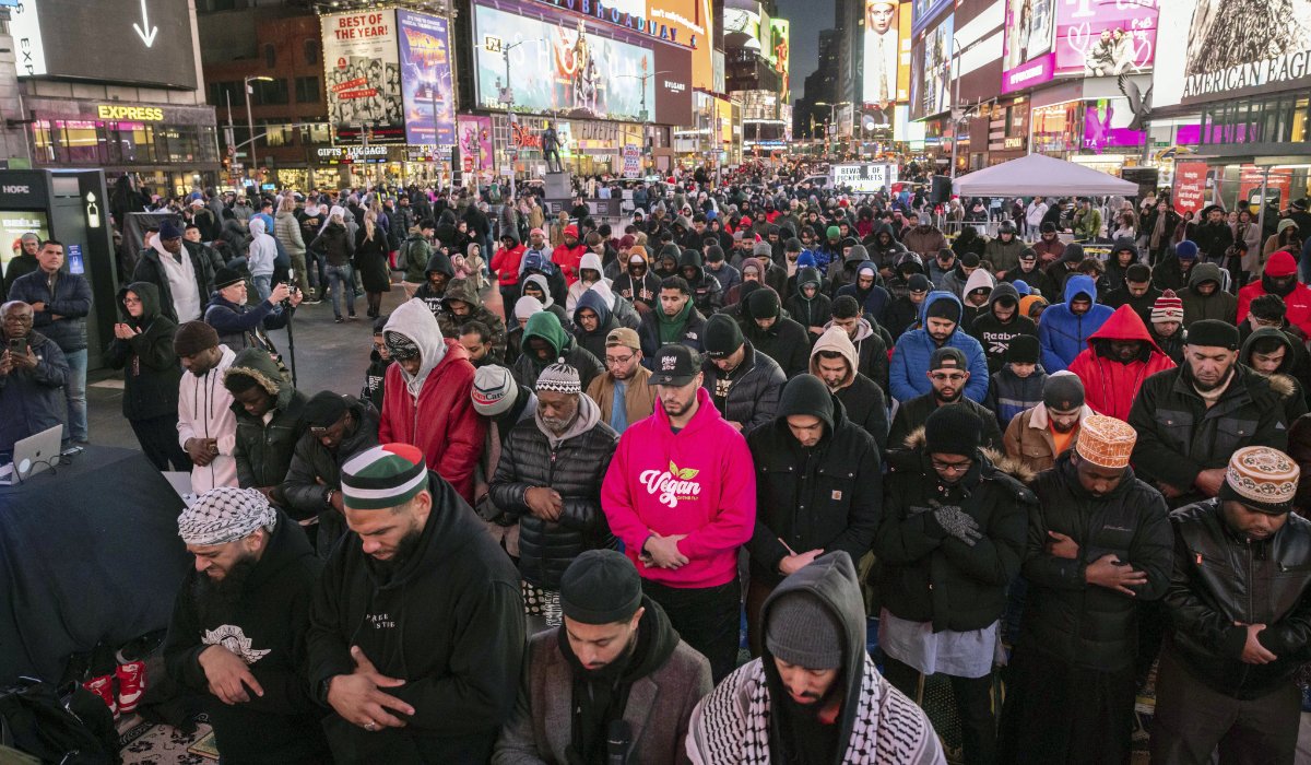 AlgMiix's tweet photo. Muslims perform the Taraweeh prayer in Times Square on the occasion of Ramadan 💜

#Ramadan #Ramadan2024 #TimesSquare #Islam #Muslims #RamadanKareem #رمضان_مبارك #رمضان #رمضان2024 https://t.co/RQ2PCiqPv2