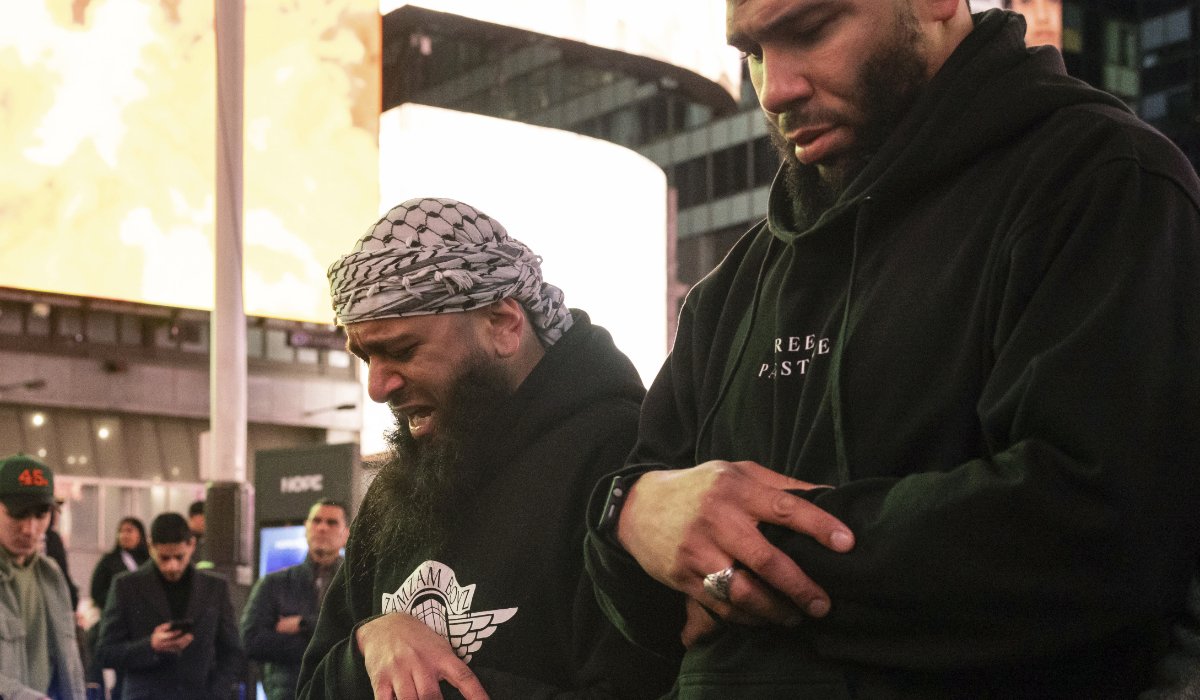 AlgMiix's tweet photo. Muslims perform the Taraweeh prayer in Times Square on the occasion of Ramadan 💜

#Ramadan #Ramadan2024 #TimesSquare #Islam #Muslims #RamadanKareem #رمضان_مبارك #رمضان #رمضان2024 https://t.co/RQ2PCiqPv2