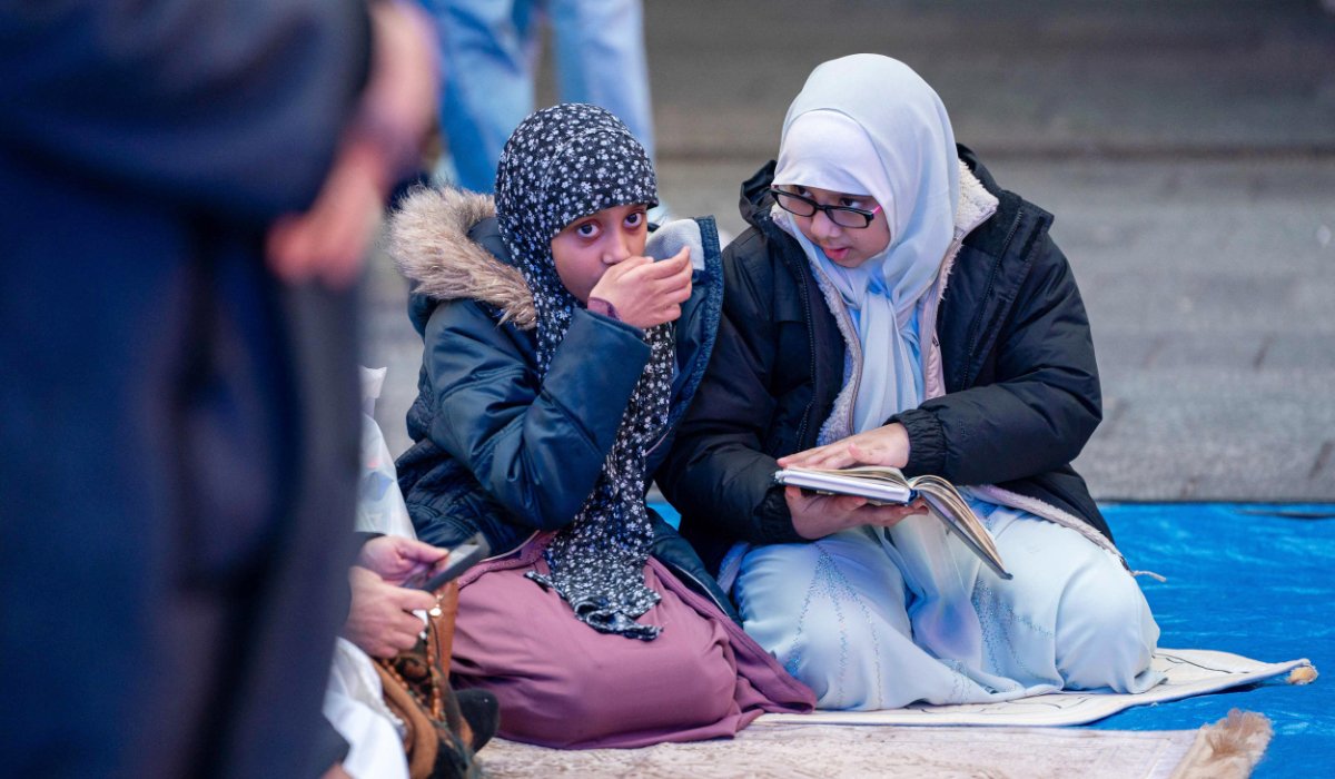 AlgMiix's tweet photo. Muslims perform the Taraweeh prayer in Times Square on the occasion of Ramadan 💜

#Ramadan #Ramadan2024 #TimesSquare #Islam #Muslims #RamadanKareem #رمضان_مبارك #رمضان #رمضان2024 https://t.co/RQ2PCiqPv2