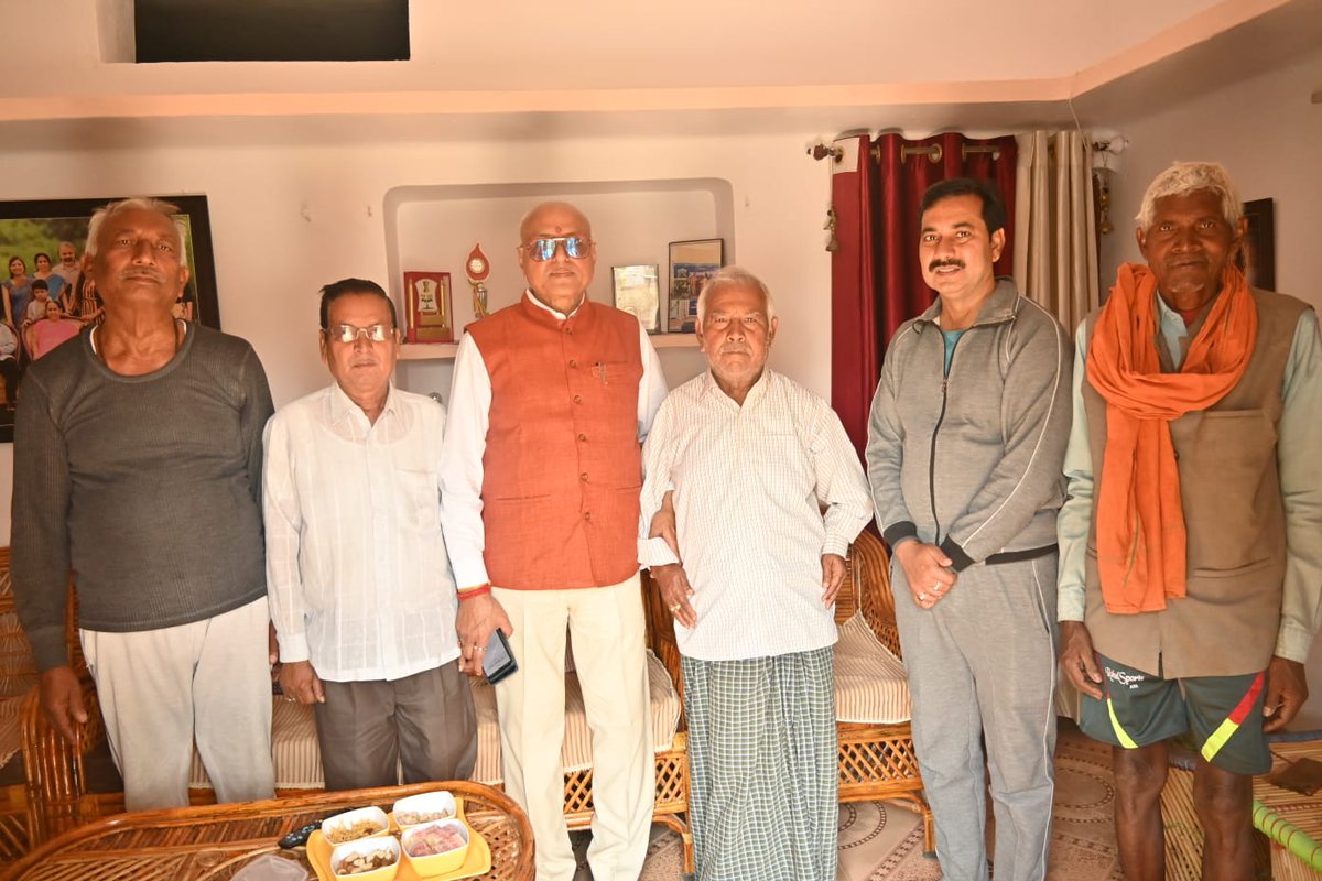 सीधी में वरिष्ठ अधिवक्ता श्री श्रीनिवास धर द्विवेदी जी व भाजपा नेता श्री विश्वबंधु धर द्विवेदी जी के निवास पहुँच कर सौजन्य भेंट की।