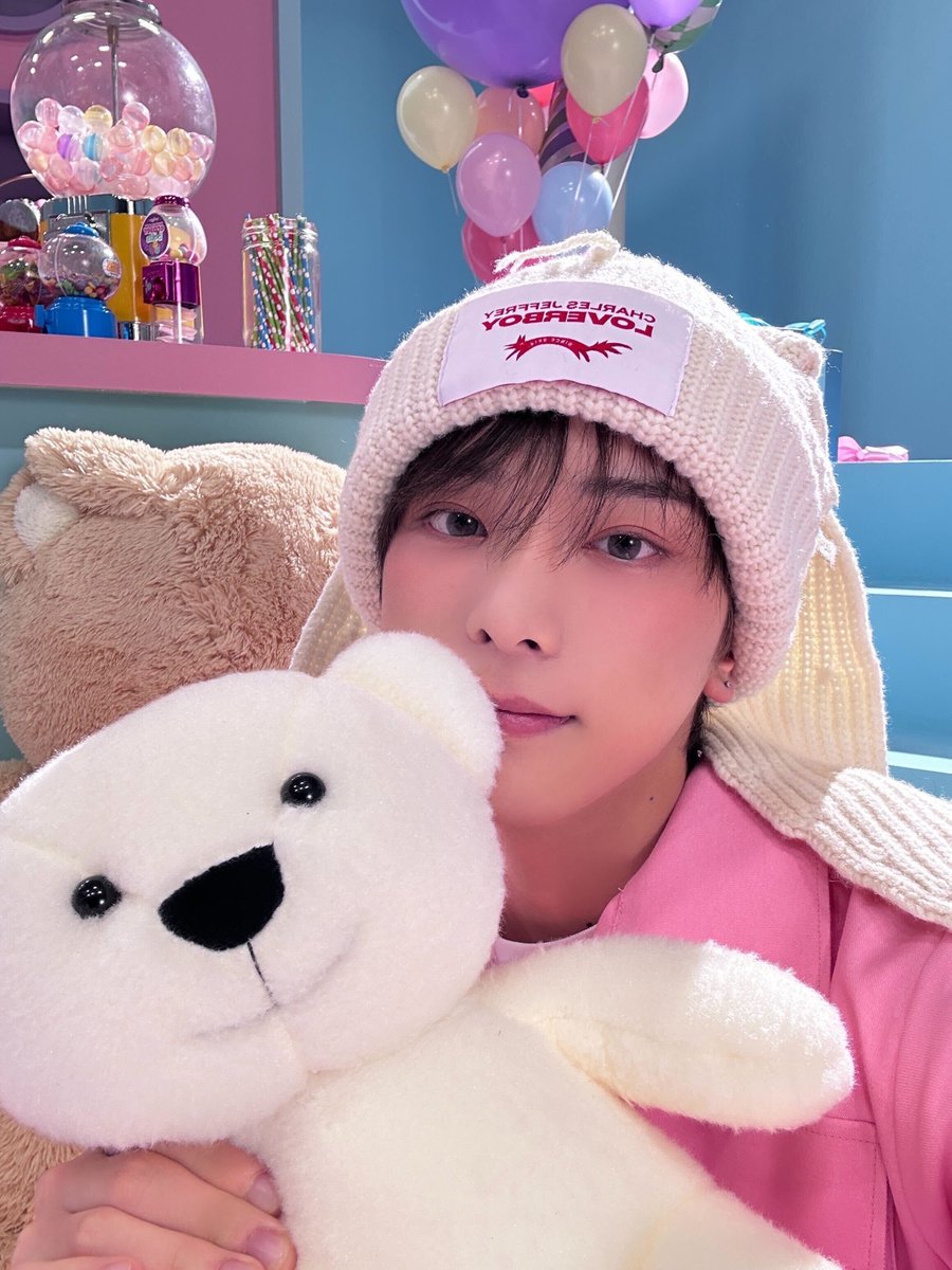 mang2tsu's tweet photo. 아 미친 선물메시지로 카페셀카보내주셧어 https://t.co/4JneRRlx1q