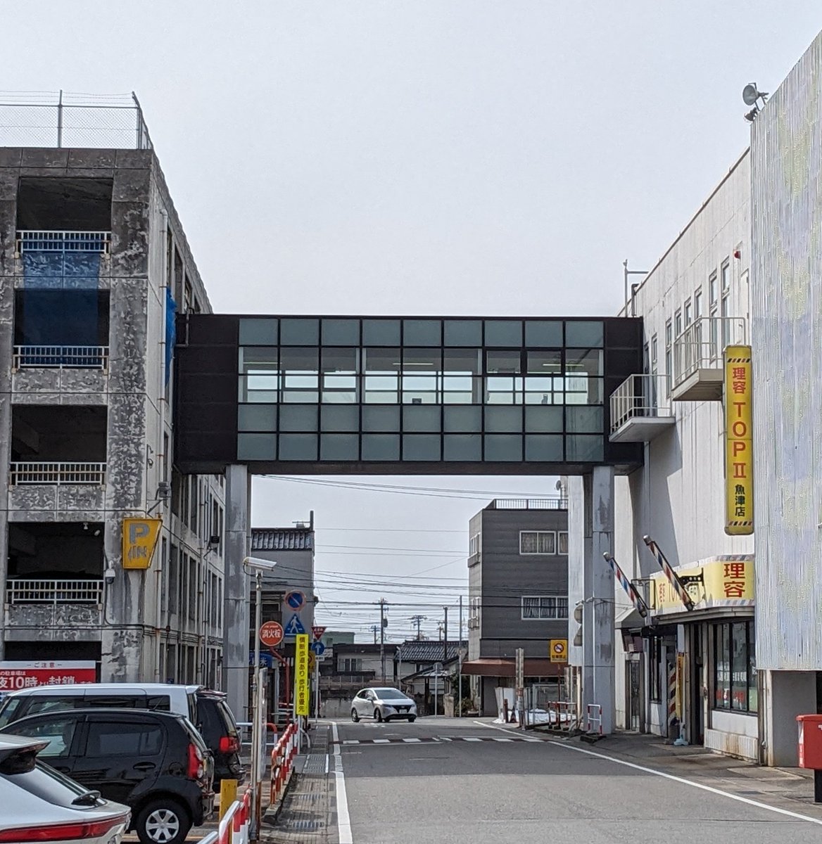 「魚津、光るエレベーターあるし空中回廊もある。町がデカイ #光るエレベーター 」|しーさいどのイラスト