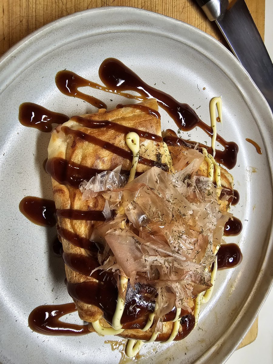 y_a1236's tweet photo. ホットサンドメーカーでたこ焼き作った。ひっくり返す手前がないから楽でいいわ https://t.co/O55FLTh2zZ