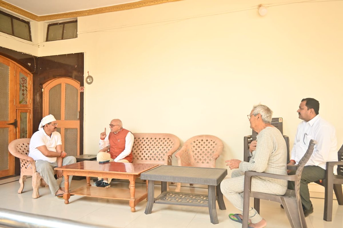 सीधी में श्री शैलेन्द्र सिंह जी एवं श्री नरहर सिंह चौहान जी के निवास पर पहुँच कर मुलाकात की।