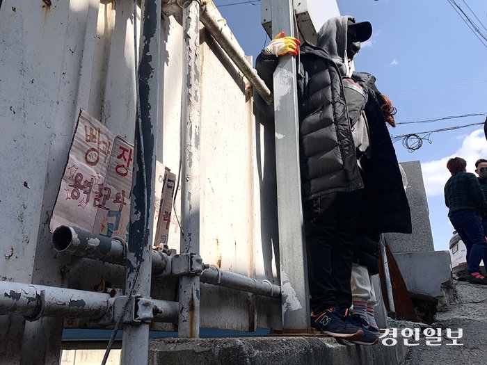 용주골이 맞이한 ‘세계여성의 날’… “방관의 역사 지우기”

“우리도 분명 시위를 하고 있는데 ‘빵과 장미’를 아무도 주지 않은 게 (용역이 온 것보다) 더 충격적이에요. 정말로 눈물 나요. ‘괜찮아, 괜찮아…’라고 생각하는데, 오늘 아가씨 한 명이 다치기도 했잖아요.