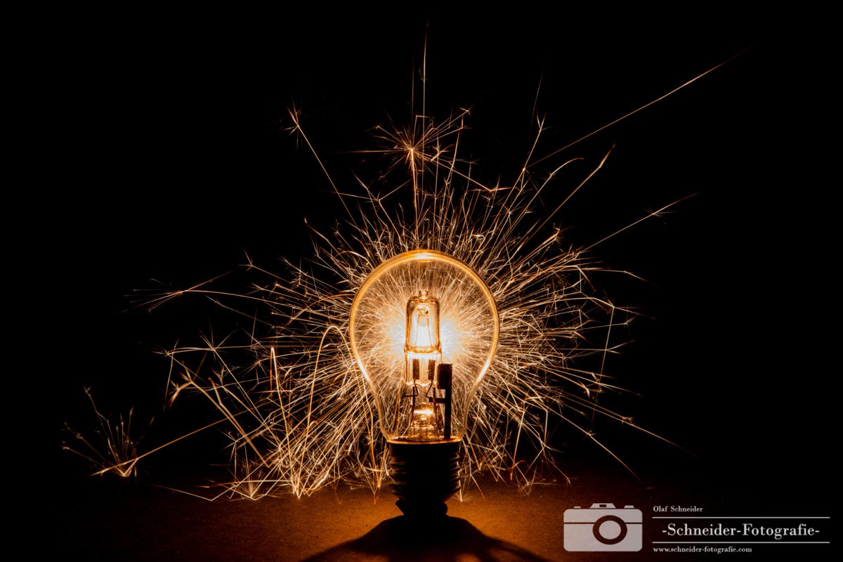 ComFotografie's tweet photo. Light bulb &amp; Sparkler https://t.co/QBYo7ebnkn