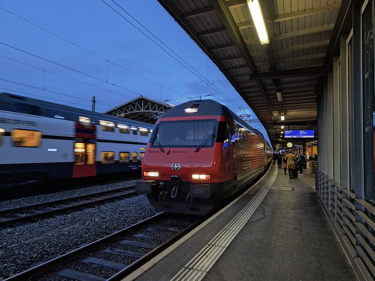 lejeunedutrain's tweet photo. @TER_BFC_Trafic Lausanne, montons a bord de cet #IR15 #CFF jusqu'à Palézieux, il relie Genève Aéroport (Cointrin) à Luzern. https://t.co/s9LxINK6H2