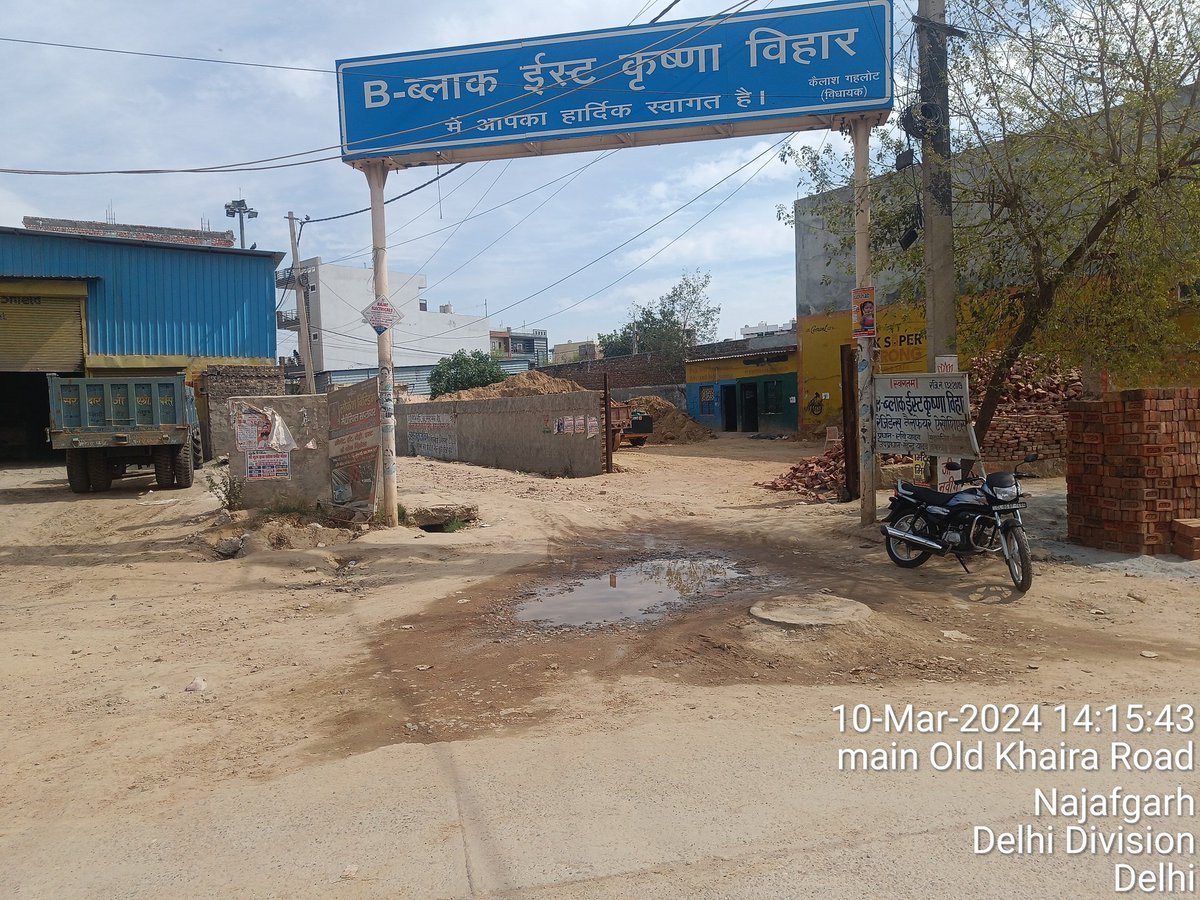 nitinsehrawat9's tweet photo. @DelhiJalBoard @Ceo_djb water leakage from the main line at the entrance gate of east Krishna vihar B block near khaira village petrol pump najafgarh. Please stop this leakage on priority basis as @DelhiPwd is going to build this main road and it will damage the new road. https://t.co/OHAHwPPxlQ