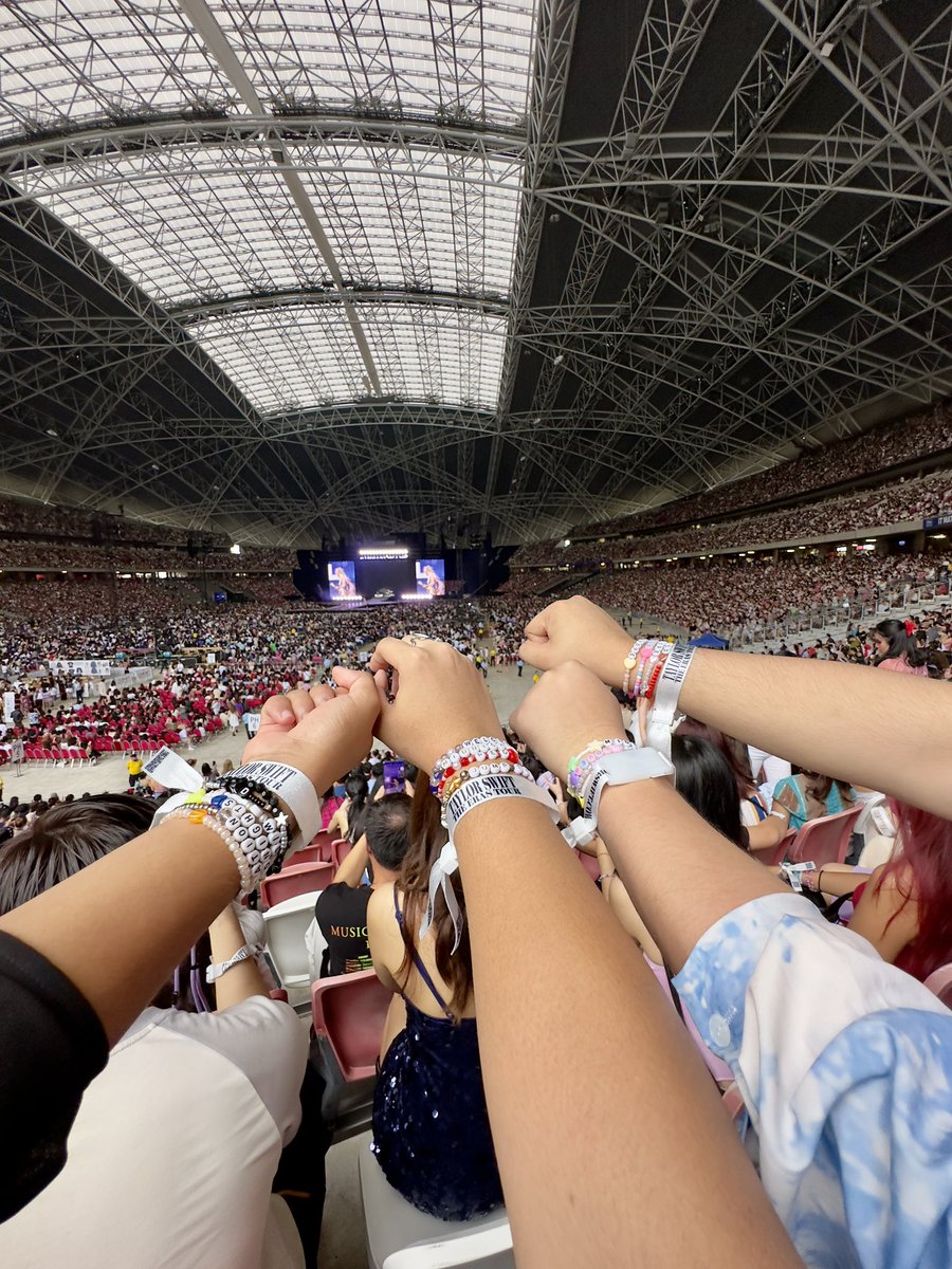 ryannrawrr's tweet photo. We made it to The Eras Tour @TSTheErasTourSG ! 😭💖

I love you Forever &amp; Always @taylorswift13 🫶🏻 https://t.co/cvHx38DBn3