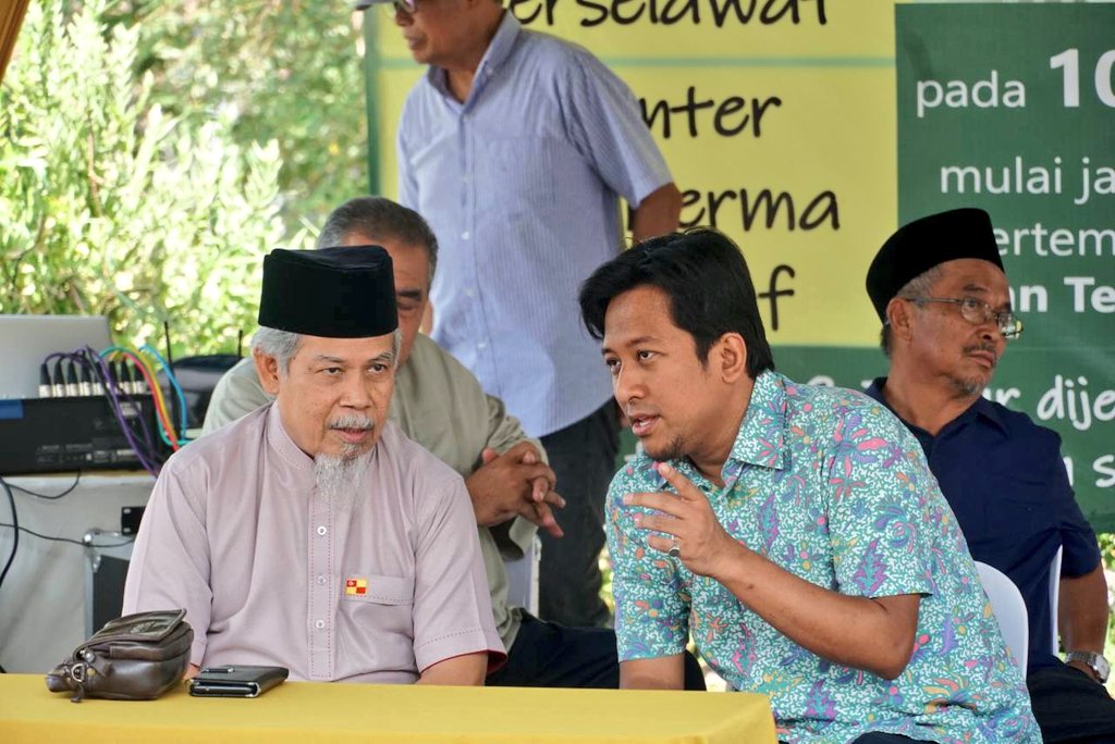 NajwanHalimi's tweet photo. Saya memulakan urusan pada sebelah pagi semalam dengan menghadiri Majlis Penyerahan Surat Kebenaran Merancang dan Perasmian Nama Tapak Surau As-Sobirin di Seksyen 8 yang disempurnakan oleh YAD Dato' Emran Kadir, Orang Besar Daerah Petaling.

Sebelum majlis perasmian bermula, satu sesi dialog di antara anggota jawatankuasa pembinaan surau turut diadakan dengan anak-anak kariah bagi merungkai isu-isu berbangkit terkait hasil kutipan sumbangan dan garis masa pembinaan surau.

Saya turut menzahirkan komitmen untuk membantu usaha menambah dana pembinaan dan memudahcara penyelesaian isu pencerobohan tanah milik Jabatan Agama Islam Negeri Selangor oleh sebuah pusat tahfiz berdekatan.