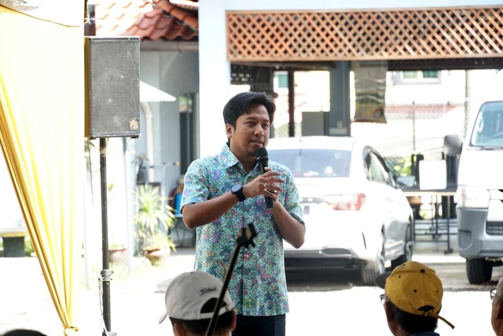 NajwanHalimi's tweet photo. Saya memulakan urusan pada sebelah pagi semalam dengan menghadiri Majlis Penyerahan Surat Kebenaran Merancang dan Perasmian Nama Tapak Surau As-Sobirin di Seksyen 8 yang disempurnakan oleh YAD Dato' Emran Kadir, Orang Besar Daerah Petaling.

Sebelum majlis perasmian bermula, satu sesi dialog di antara anggota jawatankuasa pembinaan surau turut diadakan dengan anak-anak kariah bagi merungkai isu-isu berbangkit terkait hasil kutipan sumbangan dan garis masa pembinaan surau.

Saya turut menzahirkan komitmen untuk membantu usaha menambah dana pembinaan dan memudahcara penyelesaian isu pencerobohan tanah milik Jabatan Agama Islam Negeri Selangor oleh sebuah pusat tahfiz berdekatan.