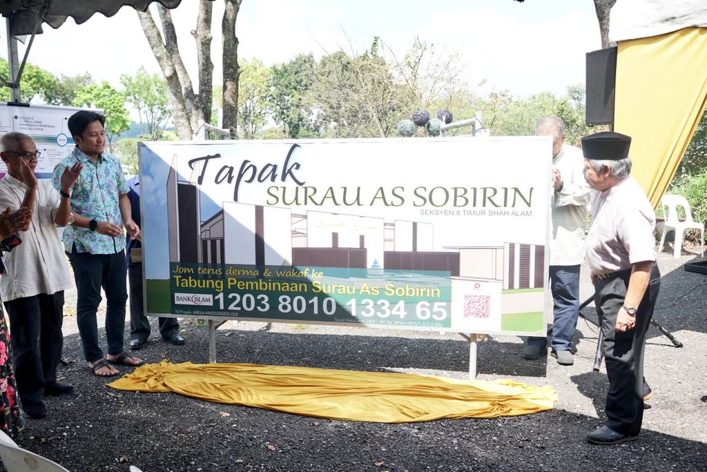 NajwanHalimi's tweet photo. Saya memulakan urusan pada sebelah pagi semalam dengan menghadiri Majlis Penyerahan Surat Kebenaran Merancang dan Perasmian Nama Tapak Surau As-Sobirin di Seksyen 8 yang disempurnakan oleh YAD Dato' Emran Kadir, Orang Besar Daerah Petaling.

Sebelum majlis perasmian bermula, satu sesi dialog di antara anggota jawatankuasa pembinaan surau turut diadakan dengan anak-anak kariah bagi merungkai isu-isu berbangkit terkait hasil kutipan sumbangan dan garis masa pembinaan surau.

Saya turut menzahirkan komitmen untuk membantu usaha menambah dana pembinaan dan memudahcara penyelesaian isu pencerobohan tanah milik Jabatan Agama Islam Negeri Selangor oleh sebuah pusat tahfiz berdekatan.