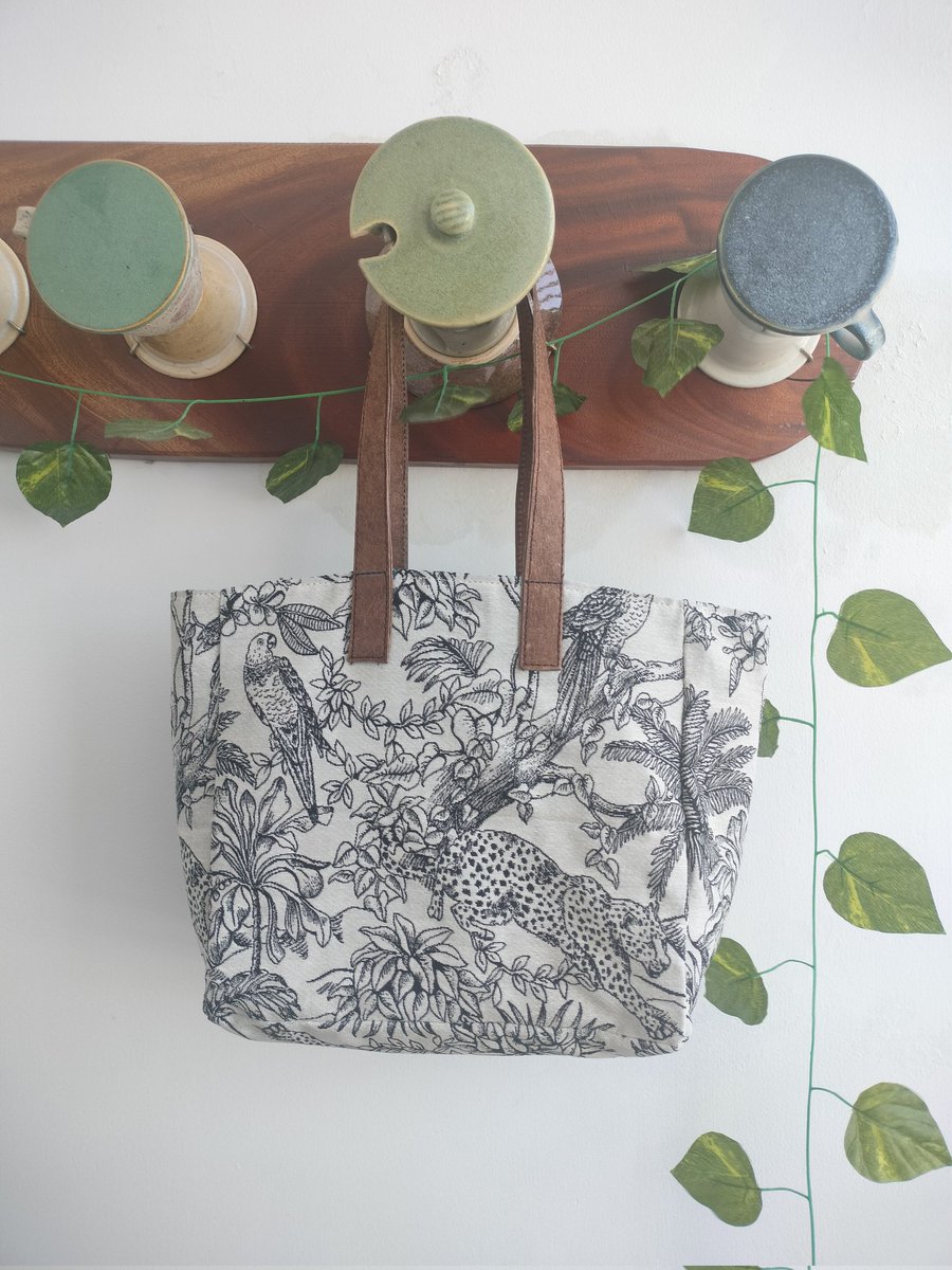 ChymeraAsh's tweet photo. Vegan totes are an emotion 🌱
Thechymeracompany ®

Cruelty-free fashion, Ethical clothing, Vegan leather, Sustainable fashion, Eco-friendly fashion, Animal-free fashion, Plant-based fashion, Vegan accessories, Ethical footwear, Conscious consumerism, Vegan lifestyle https://t.co/uckgvzaJUd