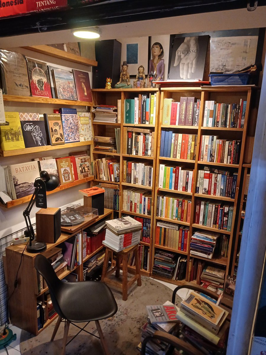 harrigieb's tweet photo. 16 th jd orang kantoran, awal pandemi memutuskan utk #slowliving dgn buka #tokobuku. Ora nyugihi nanging nguripi. Hidup menghidupi buku. Urip sakmadyo.

#TOKOBALZAC, toko buku kecil di tengah pasar masih menyala.

Pasar Gembrong Baru
Lt1 Kios No 107-108
Jl Basuki Rahmat
Jak-Tim https://t.co/fODg5QC5Jh
