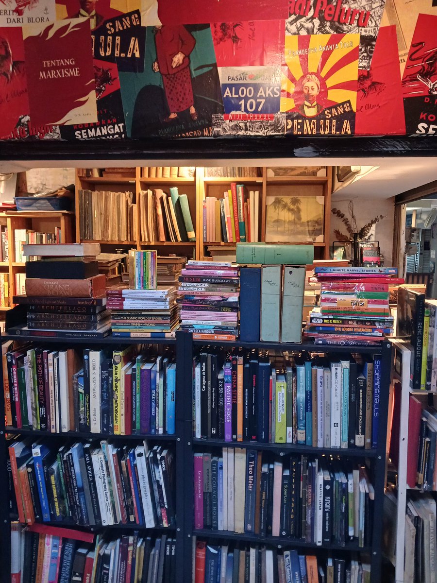 harrigieb's tweet photo. 16 th jd orang kantoran, awal pandemi memutuskan utk #slowliving dgn buka #tokobuku. Ora nyugihi nanging nguripi. Hidup menghidupi buku. Urip sakmadyo.

#TOKOBALZAC, toko buku kecil di tengah pasar masih menyala.

Pasar Gembrong Baru
Lt1 Kios No 107-108
Jl Basuki Rahmat
Jak-Tim https://t.co/fODg5QC5Jh