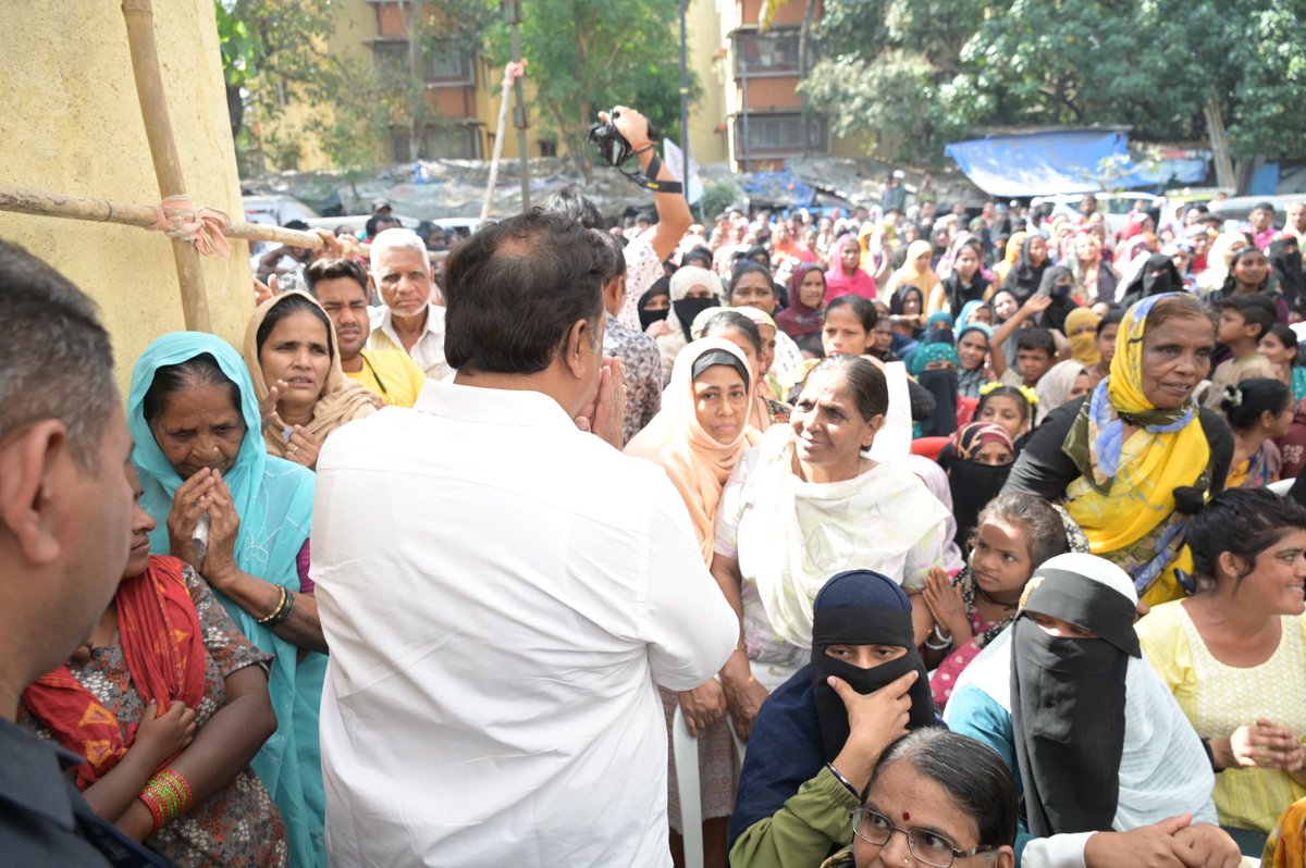 पवित्र रमजान महिन्याच्या हार्दिक शुभेच्छा!
रमजान निमित्त आज आमच्या वांद्रे पश्चिम मतदारसंघातील वॉर्ड क्रमांक 102 मधील गरजूंना धान्य वाटप केले. यावेळी प्रशांत राऊत व इतर पक्ष पदाधिकारी उपस्थित होते.

<a href="/BJP4Mumbai/">BJP Mumbai</a>
<a href="/PRASHAN16785122/">PRASHANT RAUT</a> #धान्यवाटप 
#Ramadan #ramadanmubarak