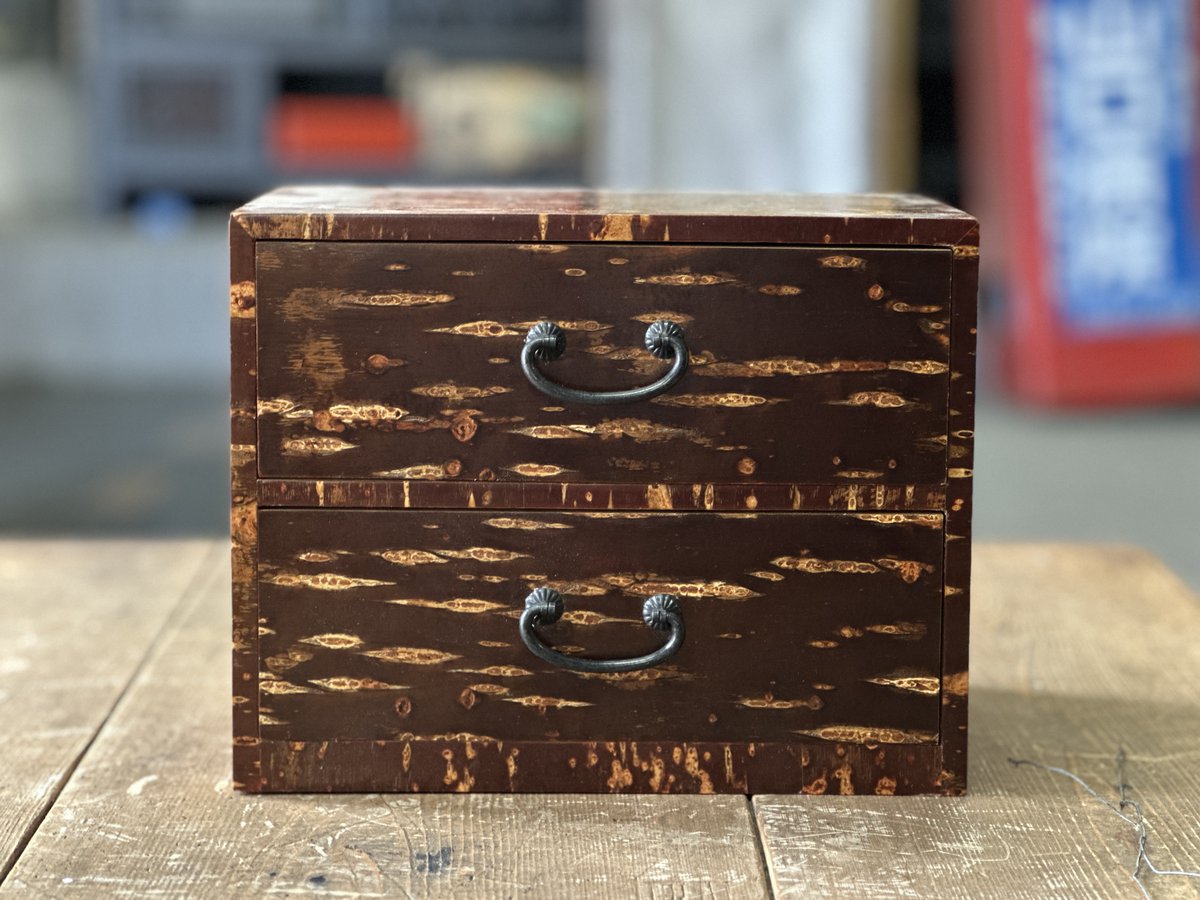 hareitiba's tweet photo. Small withdrawal
Cherry bark work

#japaneseantique #drawers #cherrybark https://t.co/EXWNQ6hBZO