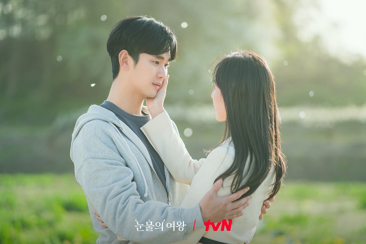 CJnDrama's tweet photo. 👑 1화 비하인드 스틸 📸

과거와 현재가 달라도 너무 다른
백홍 부부의 결혼 생활😥
그리고 예상치 못한 해인의 소식,
과연 두 사람에게 앞으로 어떤 일이 펼쳐질까...?🤔

#눈물의여왕
[토일] 밤 9:10 방송｜tvN

#김수현 #김지원 #박성훈 #곽동연 #이주빈
#QueenofTears
#tvN #스트리밍은TVING https://t.co/abzmJIH9Za