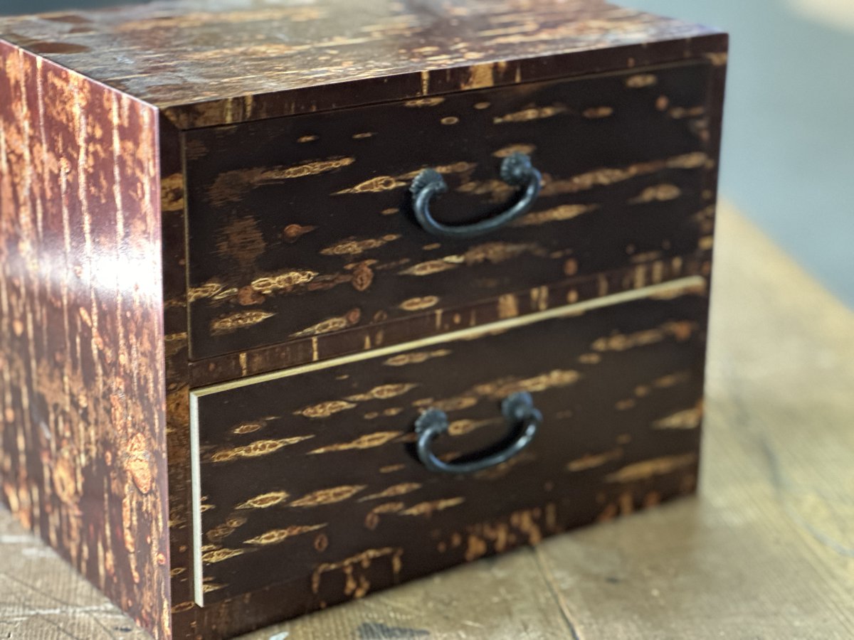 hareitiba's tweet photo. Small withdrawal
Cherry bark work

#japaneseantique #drawers #cherrybark https://t.co/EXWNQ6hBZO