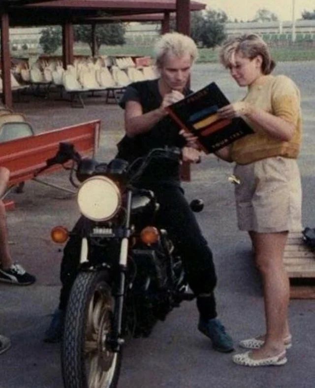fasc1nate's tweet photo. Sting giving his autograph to a young Gwen Stefani, 1983 https://t.co/a8Ieg1NIYS
