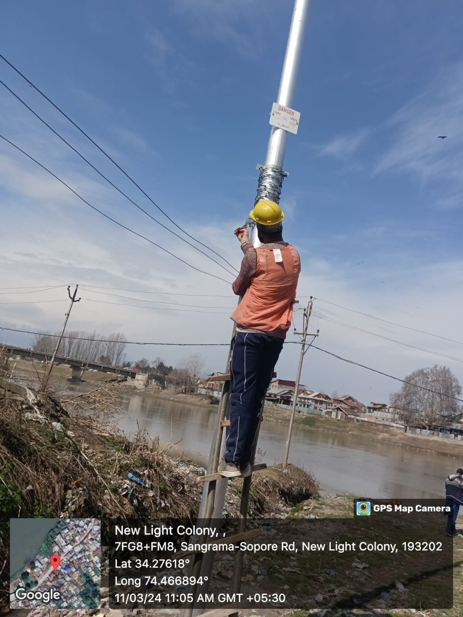 kpdcloffice's tweet photo. #RDSSWorks
Fitting barbed wire on 8-metre and 9-metre ST Poles in Feeder Town 1, Subdivision Sopore 2, District Baramulla, under the flagship RDSS Loss Reduction Scheme of GoI.
@diprjk @OfficeOfLGJandK @Raj576113 @mussarat_zia https://t.co/9DnIyZ1lR6