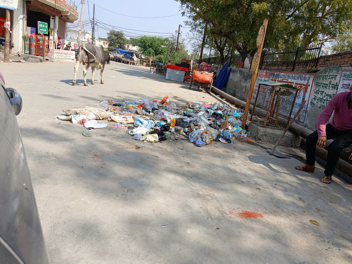 NOIDAVIKASMODEL's tweet photo. @noida_authority @CeoNoida @CMOfficeUP नोएडा प्राधिकरण के सफाई कर्मचारी सफाई कर जाते हैं और रेडी पटरी वाले प्रतिदिन पानी की टंकी के गेट पर गंदगी फैलाते है शाहपुर गोवर्धनपुर सेक्टर 128 नोएडा यह लोग पोलोथिन का इस्तेमाल भी करते हैं कृपया इन पर कार्रवाई करें https://t.co/k9CisXAT9i