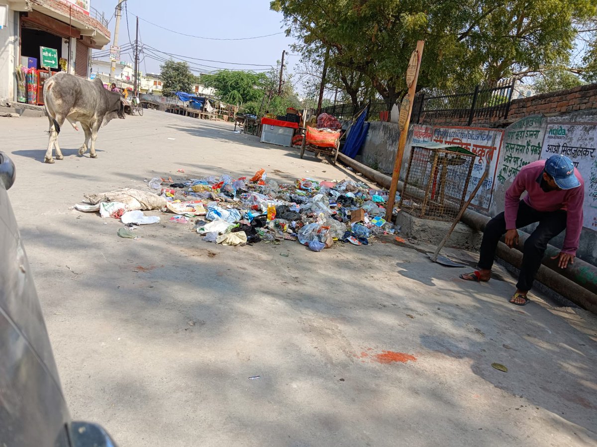 NOIDAVIKASMODEL's tweet photo. @noida_authority @CeoNoida @CMOfficeUP नोएडा प्राधिकरण के सफाई कर्मचारी सफाई कर जाते हैं और रेडी पटरी वाले प्रतिदिन पानी की टंकी के गेट पर गंदगी फैलाते है शाहपुर गोवर्धनपुर सेक्टर 128 नोएडा यह लोग पोलोथिन का इस्तेमाल भी करते हैं कृपया इन पर कार्रवाई करें https://t.co/k9CisXAT9i