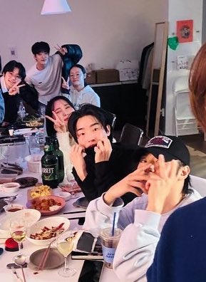 아 진짜 이런말 죄송한데… 
양끝으로 떨어져 있는 그림 때문에 
님들 관계 더 이상해보여요
ㅅㄱ