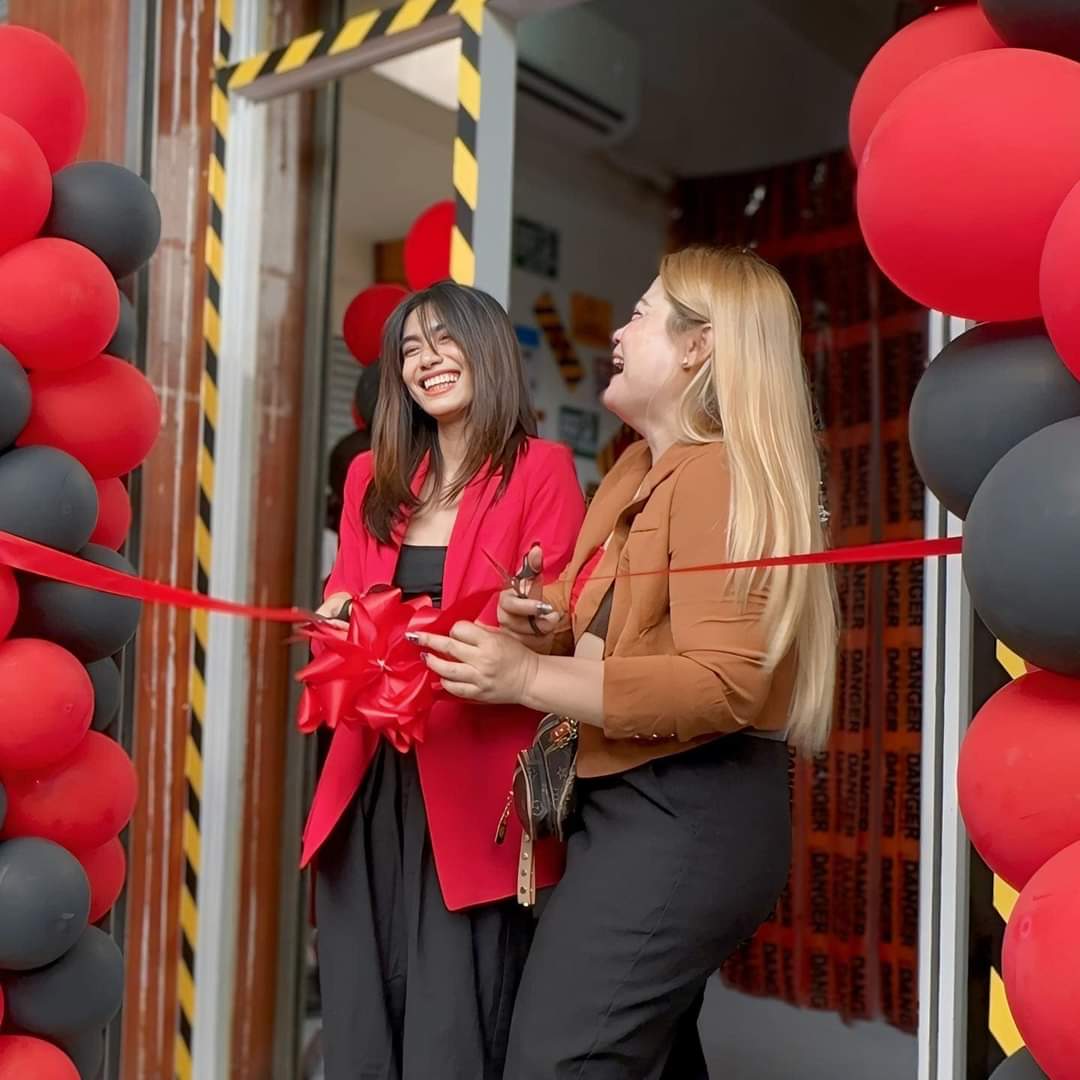 AngGayleOFC's tweet image. those genuine ear to ear smiles from tita april and anggot really speaks a lot. last year was full of pain and tears but look at you now anggot, you became more stonger, wiser and mas gumanda pa lalo. happy really looks good on you aj so pls be happy always. congratsss maal 🖤