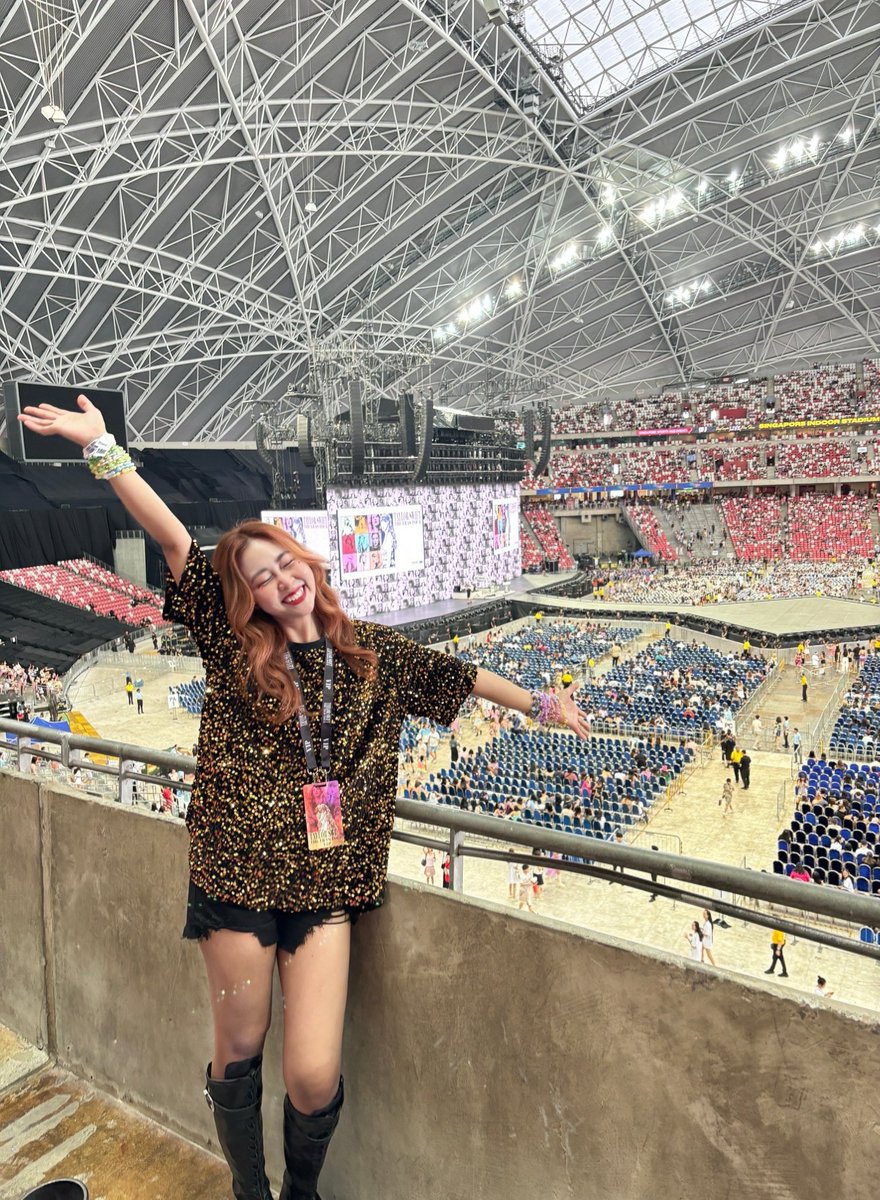 thesummer13th's tweet photo. This is the most enchanted moment I've ever met in my entire life. 💜

It's been almost 15years and my dream really come so true. 🤍
I'm truly completely LOVE YOU @taylorswift13 @taylornation13 ✨💛
Your music always safe my life. 

#SingaporeTStheErasTour 
#TSErasTourSingapore https://t.co/igGirtQH9l