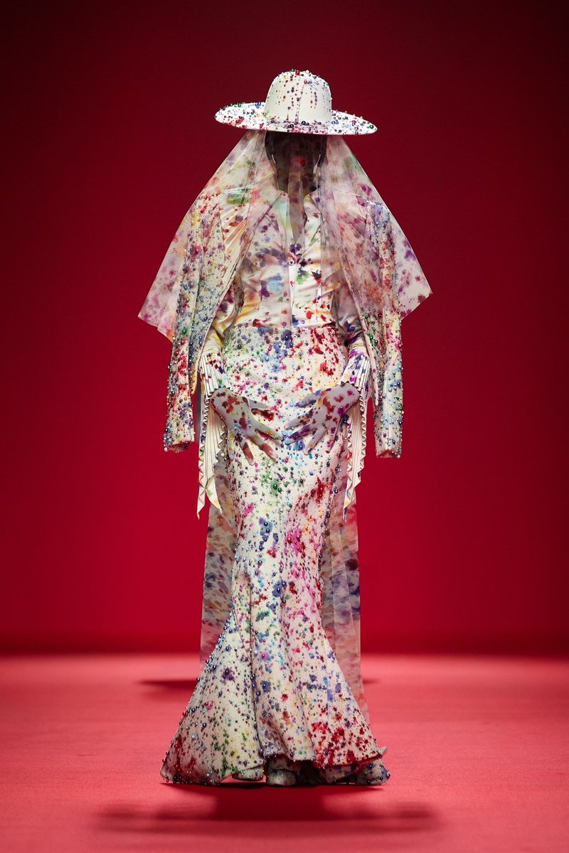 manumanito's tweet photo. Catherine O'Hara en Robert Wun custom made https://t.co/uT2shs5h5Q