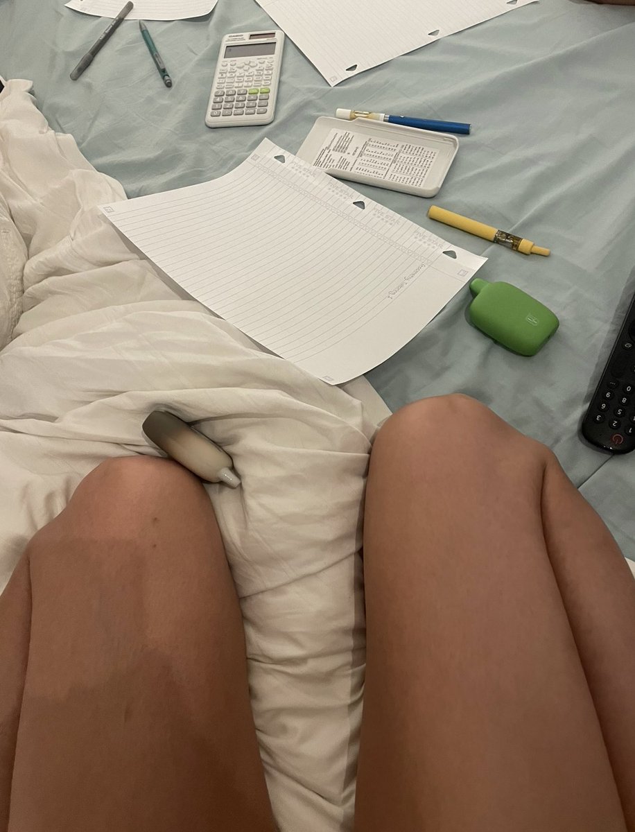 LoocaDooka's tweet photo. my thighs look huge im sick https://t.co/WPzvnrrGPE