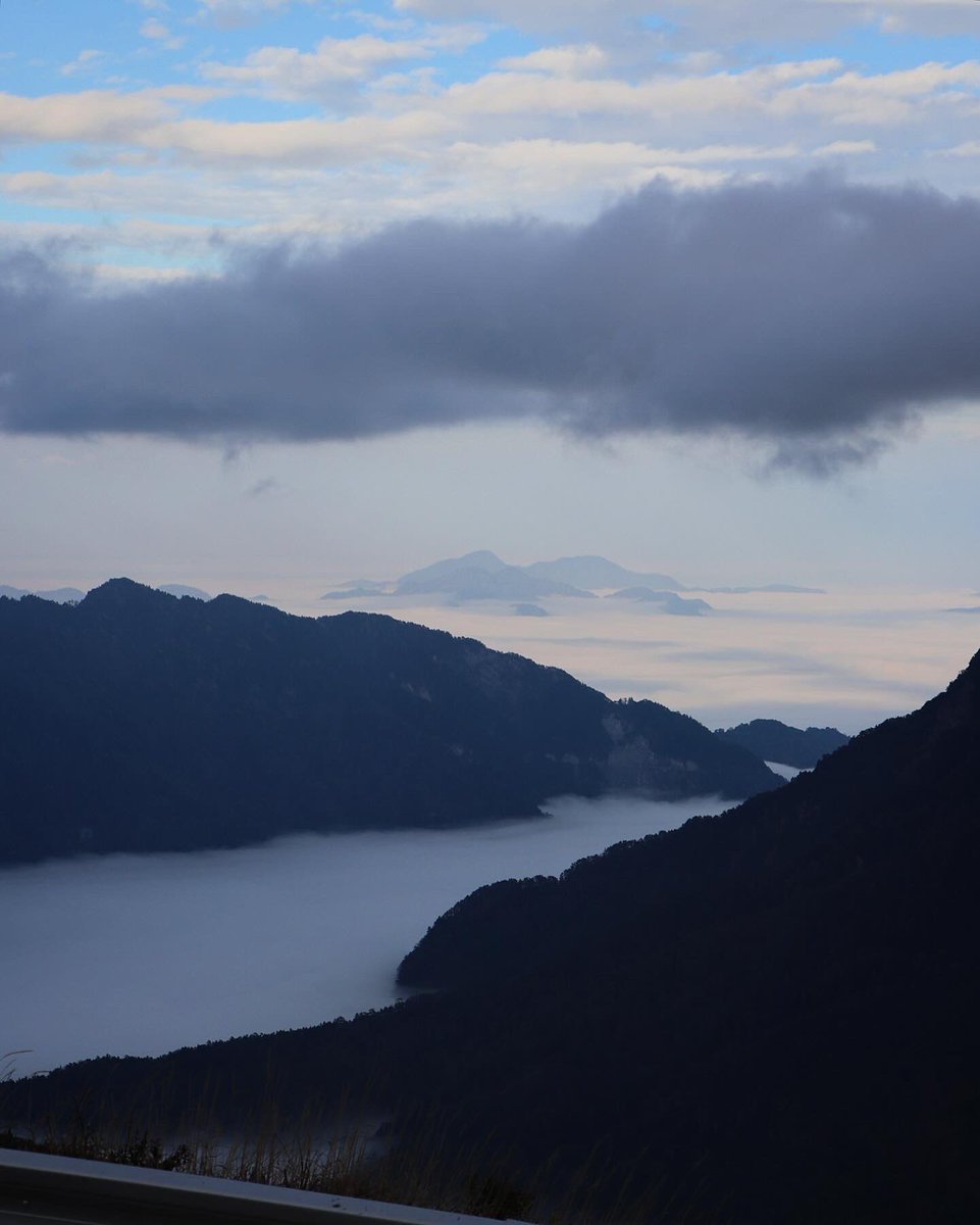 pi_lai05's tweet photo. 隨便拍隨便美的地方,每次來都有不同的風景⛰️
*攝氏3度C
#cx5 #mazda #cx5awd #skyactiv #kododesign #taiwan #nantou #hehuansan #canon #canon77D #photography #carphotography #famliytime #travel https://t.co/hsJI3RGKY0