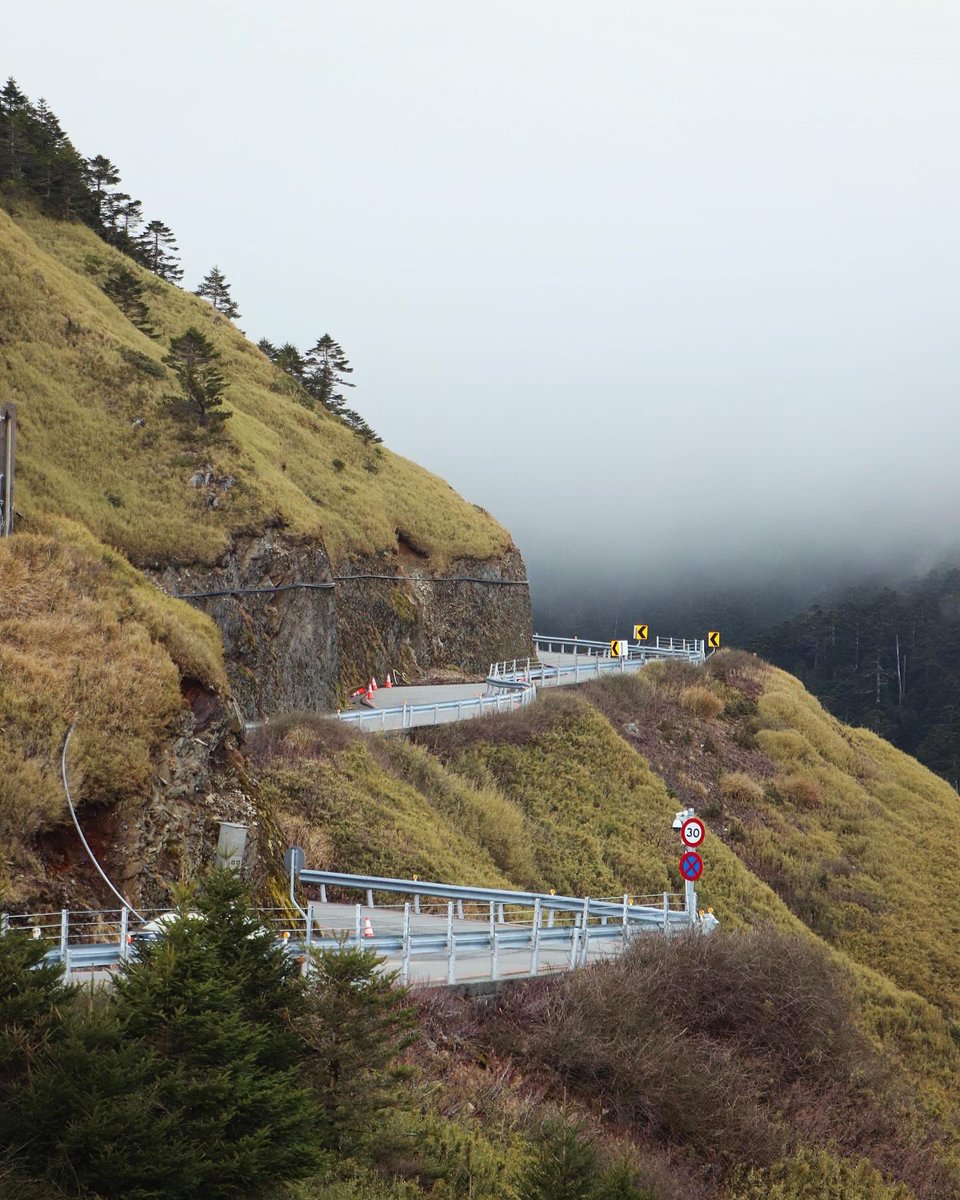 pi_lai05's tweet photo. 隨便拍隨便美的地方,每次來都有不同的風景⛰️
*攝氏3度C
#cx5 #mazda #cx5awd #skyactiv #kododesign #taiwan #nantou #hehuansan #canon #canon77D #photography #carphotography #famliytime #travel https://t.co/hsJI3RGKY0