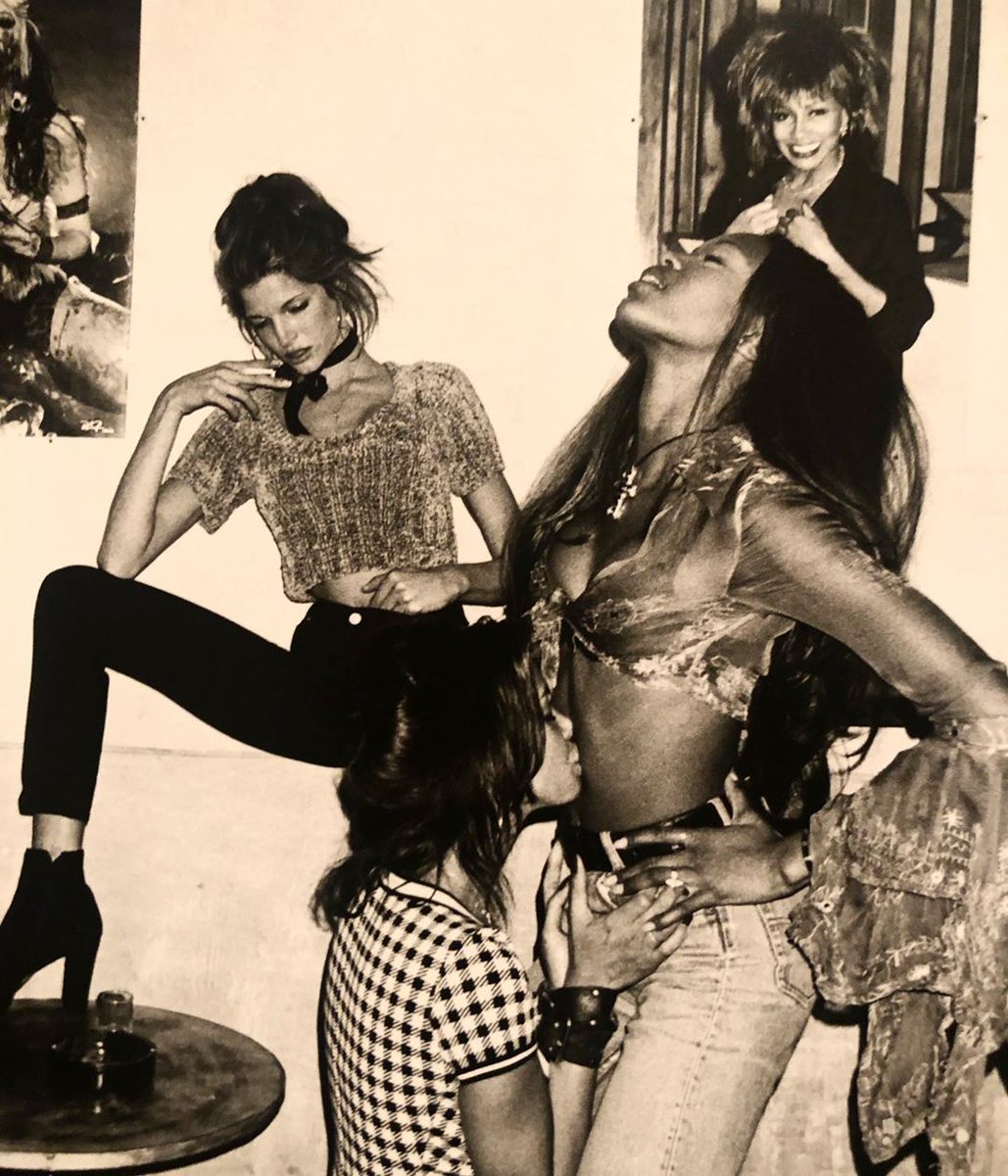 YFN_YFN_YFN's tweet photo. naomi campbell &amp; kara young @ cafe tabac in 1991 https://t.co/KFTh1ANGGo