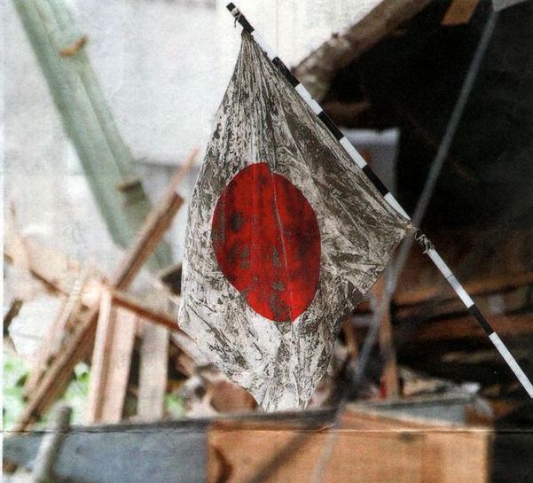 東日本大震災の9日後、春分の日を前に釜石市内の商店街に掲げられた日の丸。竿頭は流失し、泥だらけなのだが、ライフラインは途絶し飲み水にすら困窮していた状況下での国旗掲揚。どんなに国旗の扱いに厳しい方でもこの国旗掲揚に文句を付けられないだろう。
#東日本大震災　#不屈の精神