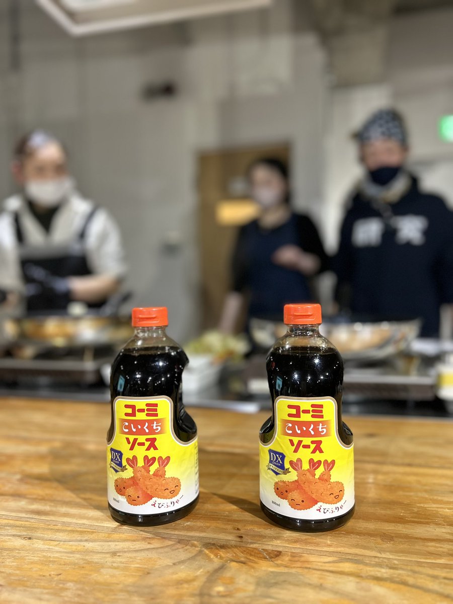 KOMI_SAUCE's tweet photo. 実は、、
先日ステキなイベントに参加してきたソース😋🥢
↓↓
『ヤキソバミーティング　Vol.1』🌟

ヤキソバが大好きな２人によるヤキソバ好きのためのミーティング初公開！

好きが高じて「焼そばの果てし��き旅」（ワニブックス刊）を2021年に上梓した小野瀬さんと、食に関するコラムを多く執筆し「甲斐みのりの焼きそば道楽」連載中の甲斐さんが初���合わせし、ヤキソバトークで大盛り上がりだったソーーース🌟✨

コーミソースで焼そばを作り続けて下さっているめん亭はるもとさんの拘りの焼そば麺×コーミソース、絶品だソース😍！！！

コーミくんも、さらに焼そば愛が溢れたソース🧡
ステキな機会を、ありがとうございまソースm(__)m

★小野瀬雅生さん@onosemasao （クレイジーケンバンド・ギタリスト、食エッセイスト）
★甲斐みのりさん（文筆家）
★協力：めん亭はるもとさん@HRMT1991 

#コーミソース #焼そばソース #焼そば作ってみた #焼そば愛好家 #ヤキソバミーティング #小野瀬雅生 #甲斐みのり #めん亭はるもと
